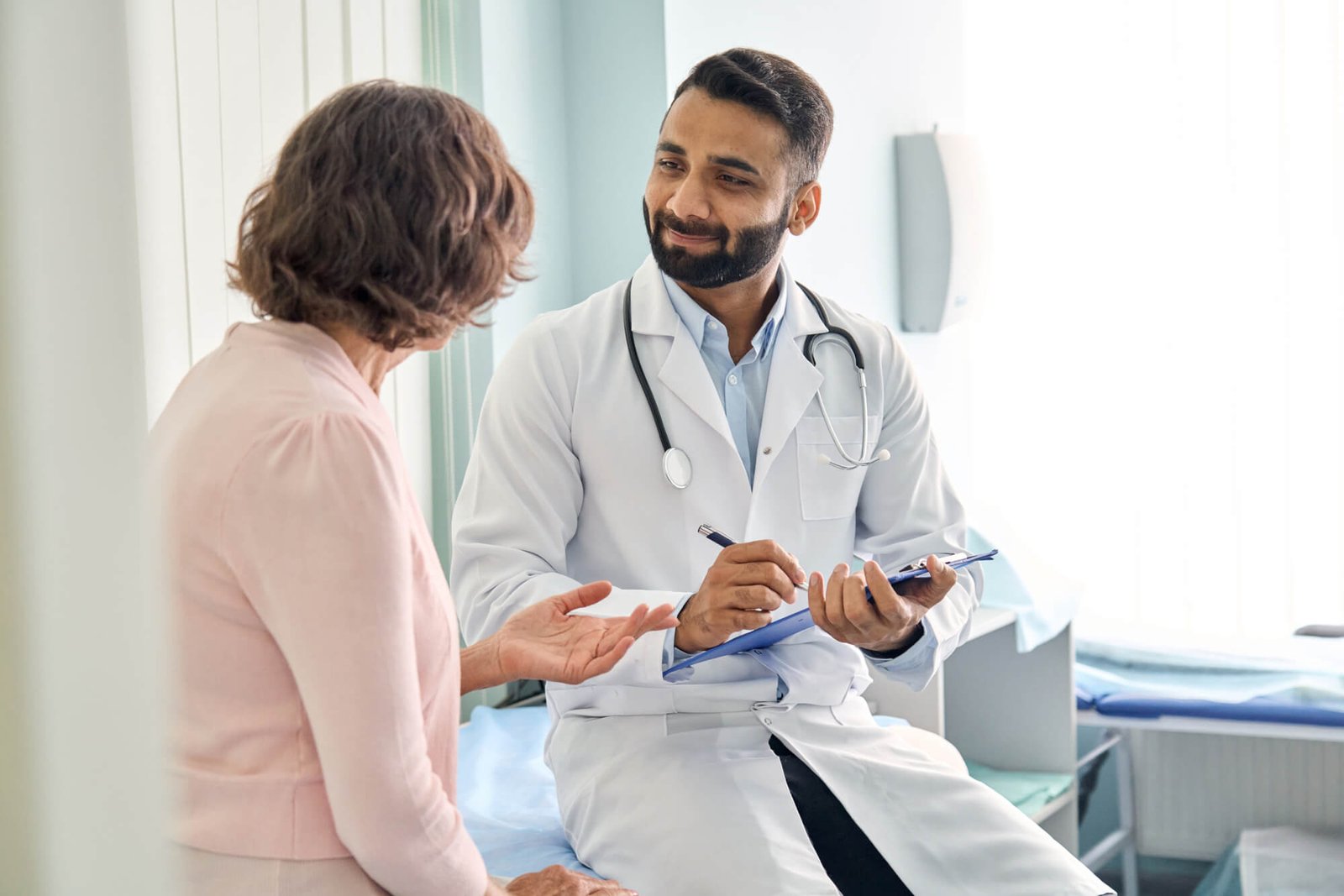 pharmacist and patient talking